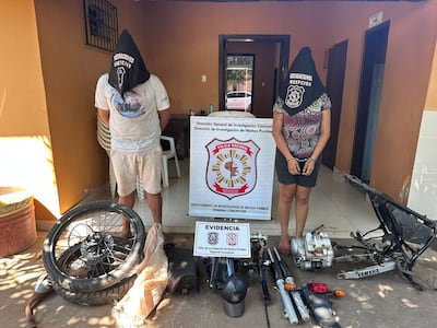 Pareja detenida luego de robar y desarmar una motocicleta.