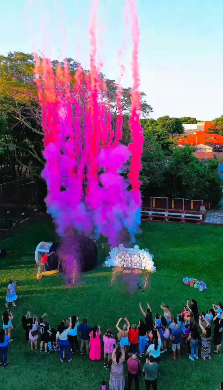 Momento exacto en el que los presentes en la fiesta de revelación de sexo se enteran que una niña está en camino para sumarse a las travesuras de Victoria, Valentino y Valery. (Instagram/Nicole Sautu)