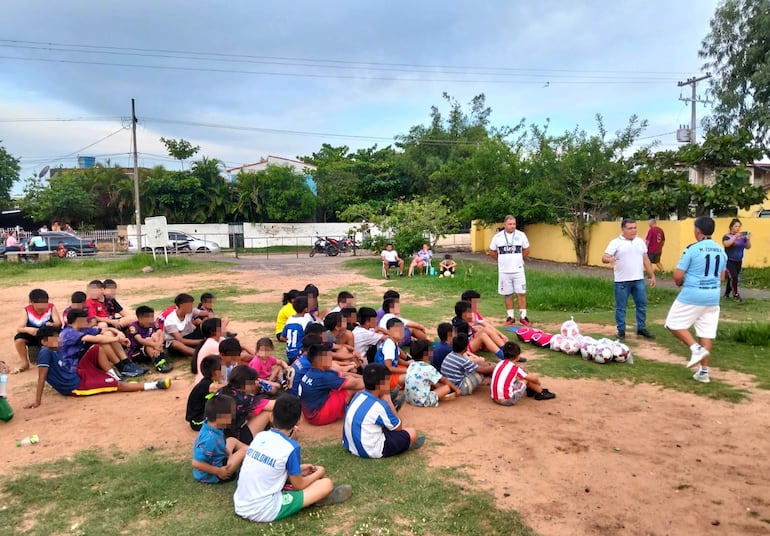 Los propios docentes obligaron a los niños en "coro" a dar las gracias a Camilo Pérez.