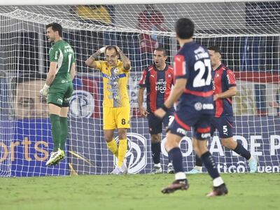 El argentino Alexis Martín Arias, futbolista de Cerro Porteño, en el penal que desvió a Luis de la Cruz, jugador de Sportivo Trinidense, en un partido de la fecha 15 del torneo Apertura 2025 del fútbol paraguayo en el estadio La Nueva Olla, en Asunción, Paraguay.