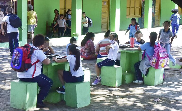 El almuerzo escolar en el patio de la escuela Cerro Corá, de Lambaré.