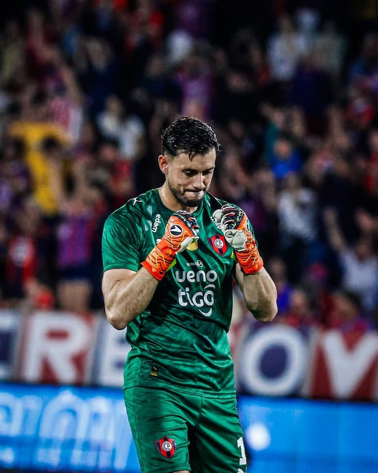 El argentino Alexis Martín Arias (33 años), portero de Cerro Porteño que le tapó un penal anoche a Diego Acosta del Sportivo 2 de Mayo, en Pedro Juan Caballero.