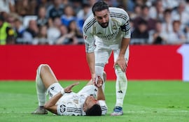 El capital del Real, Carvajal, asiste a Mbappé en el juego de ayer.