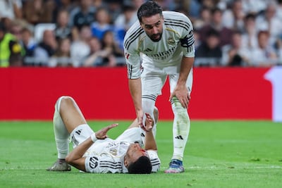 El capital del Real, Carvajal, asiste a Mbappé en el juego de ayer.