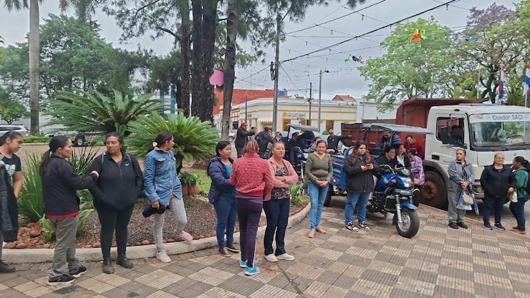 Funcionarios de Aseo Urbano de Villarrica se declaran con brazos caídos por salarios atrasados.