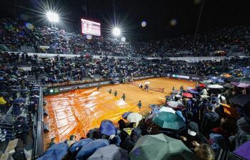 Sinner y Medvedev, suspendida por lluvia, se completará este sábado
