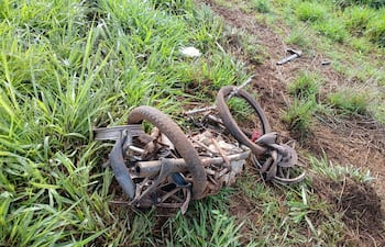 Estado en que quedó la motocicleta en la que se movilizaban las víctimas.