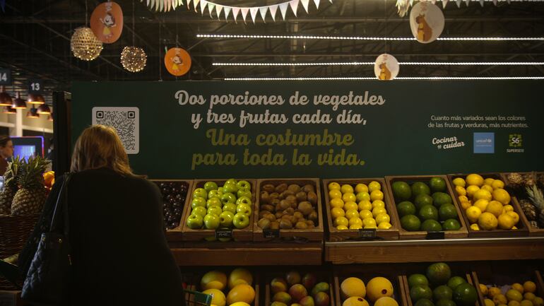 La sección de frutas y verduras del Superseis cuenta con carteles con mensajes sobre la importancia de cuidar la alimentación de niñas, niños y adolescentes.