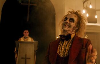 Michael Keaton en una escena de "Beetlejuice, Beetlejuice", la película que llegará a los cines este jueves 5 de septiembre.
