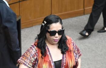 La senadora cartista Norma Aquino, alias Yami Nal , durante la sesión en la que se trata su pérdida de investidura.
