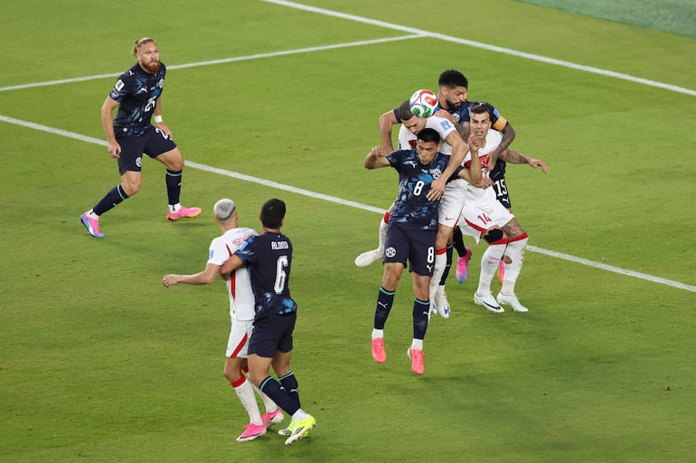 Los defensores de Turquía, Merih Demiral y Abdulkerim Bardakcı, disputan un balón aéreo frente a los futbolistas paraguayos Diego Gómez y Omar Alderete.