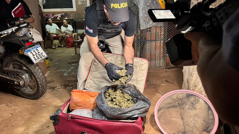 Parte de la droga incautada durante el allanamiento.
