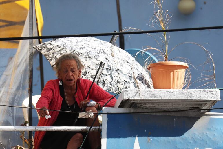 La española Amparo Carvajal monta hoy una vigilia desde una terraza en la sede de la Asamblea Permanente de Derechos Humanos de Bolivia, en La Paz (Bolivia).