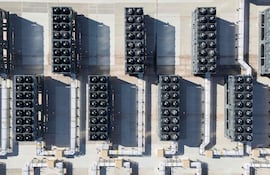 Una vista aérea muestra ventiladores de ventilación de refrigeración en el techo de un centro de datos de Digital Realty en Ashburn, Virginia, el 12 de noviembre de 2025.