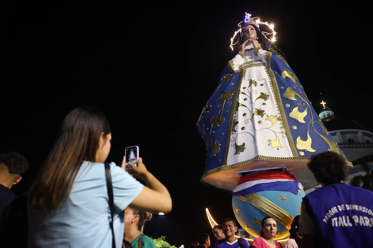 Cada año, miles de devotos llegan hasta Caacupé para venerar a la Virgen de los Milagros y participar de la tradicional festividad del 8 de diciembre.
