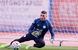 Gastón Olveira, arquero de la selección de Paraguay, en el entrenamiento de la Albirroja en el estadio de Panionios FC, en Atenas, Paraguay.