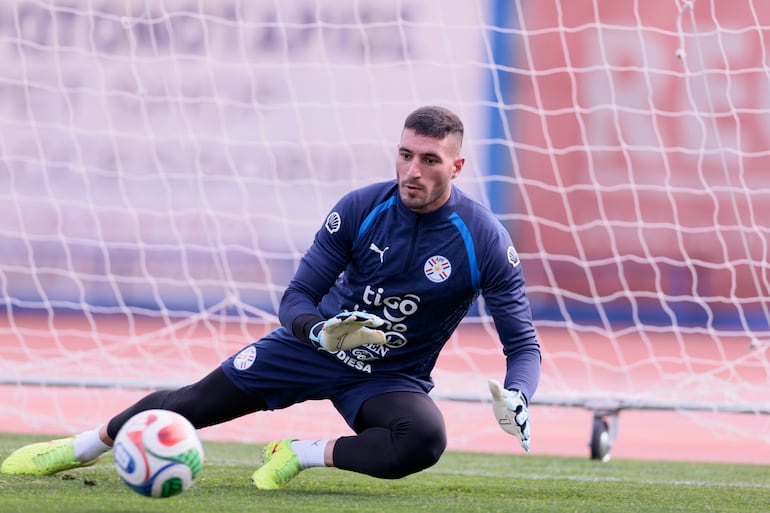 Gastón Olveira, arquero de la selección de Paraguay, en el entrenamiento de la Albirroja en el estadio de Panionios FC, en Atenas, Paraguay.