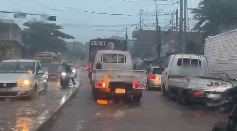 Raudales también afectaron a la avenida Fernando de la Mora y De la Victoria.