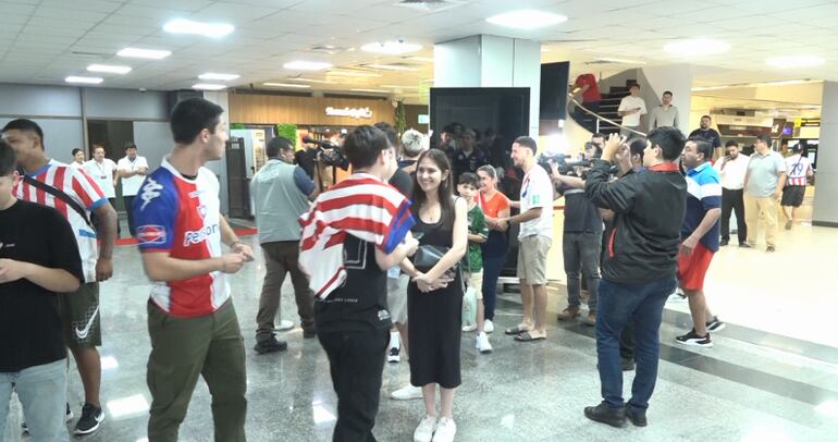 Imágenes del recibimiento de la Albirroja en el Silvio Pettirossi, tras el empate con Bolivia.