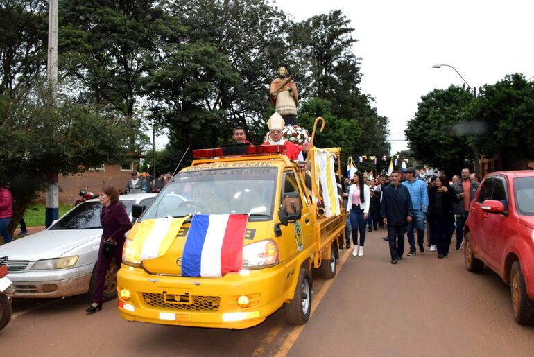 El cardenal Adalberto Martínez y el párroco Aldo Marín acompañaron la procesión de la imagen de San Juan Nepomuceno en una unidad de rescate de los bomberos nepomucenos. 