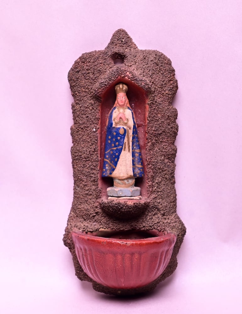 Una benditera con la imagen de la Virgen de Caacupé. Se utilizaba para colocar agua bendita en el acceso a las casas. Incluso para rogativas en pedido de lluvia.