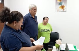 Miembros del Sindicato Auténtico de Defensa del IPS (SINADIPS) haciendo entrega del documento dirigido a Edmundo Gómez Valdez, director del Hospital Ingavi.