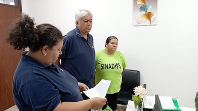 Miembros del Sindicato Auténtico de Defensa del IPS (SINADIPS) haciendo entrega del documento dirigido a Edmundo Gómez Valdez, director del Hospital Ingavi.