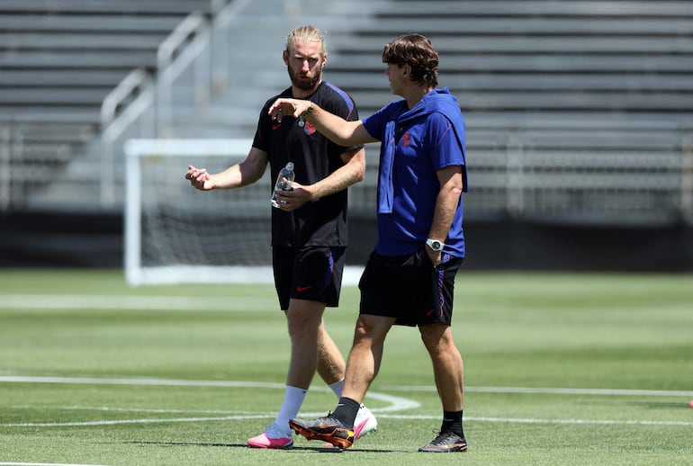 El director técnico Mauricio Pochettino habla con el capitán Tim Ream mientras caminan por la cancha durante una sesión de entrenamiento previa a la Copa Mundial 2026 en el Great Sports Park en Irvine, California.