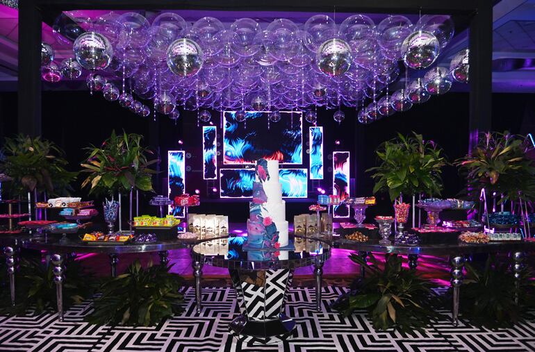 Bolas de espejo, mesas espejadas y otros detalles se apreciaron.