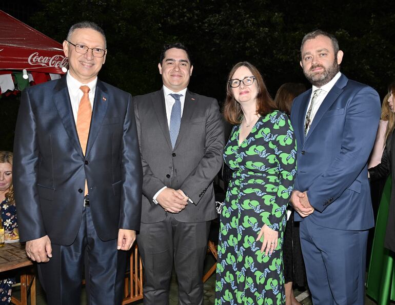 Hassan Hijazi, embajador de Libano, Gabriel Tapia Barboza, Danielle Dunne, embajadora de Reino Unido y Jack Lightley.