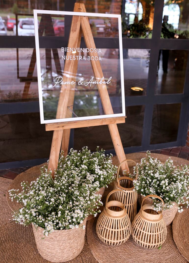 Entre lo rústico chic con follaje y flores naturales.