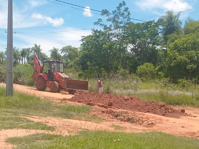 Maquinarias del MOPC trabajó en esparcir ripio en los tramos más afectados en el barrio San Vicente de Carapeguá.