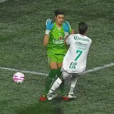 La imagen que demuestra cono se le tuerce el tobillo izquierdo al delanterio paraguayo, Diego González tras ir a la disputa con el portero de Tijuana, Antonio "Toño" Rodríguez.
