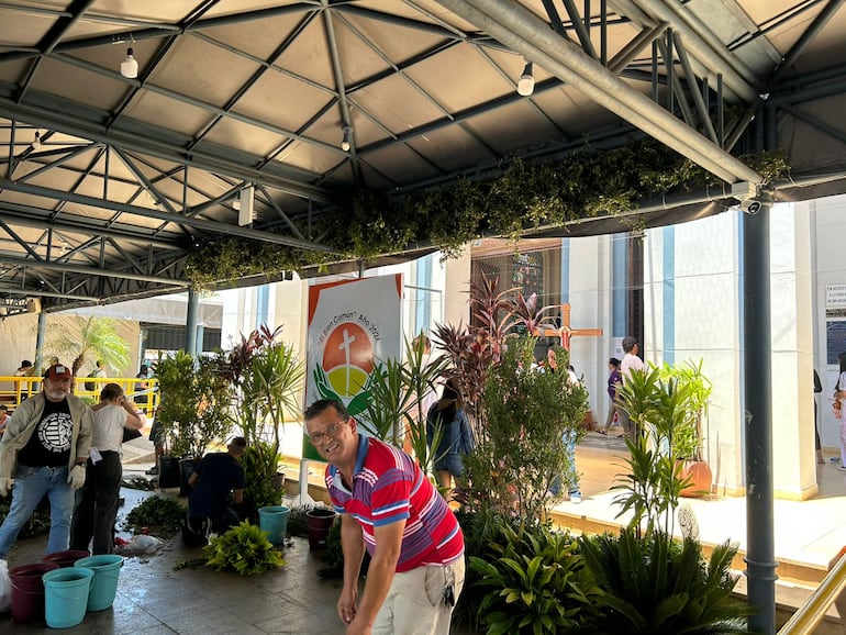 Numerosos voluntarios trabajaron con alegría para ornamentar el altar.