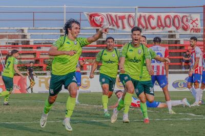 El zaguero central Éver González (3) sale a celebrar el tanto de la victoria perseguido por Richard Monges, Jesús Amarilla y Diego López. (Foto: APF)