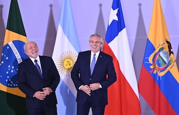 El presidente de Argentina, Alberto Fernández, junto al presidente brasileño Luiz Inácio Lula da Silva, durante la cumbre suramericana en el palacio de Itamaraty