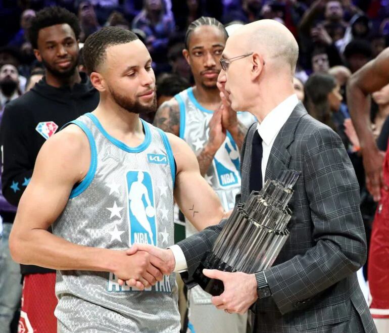 Stephen Curry fue el MVP en su casa.