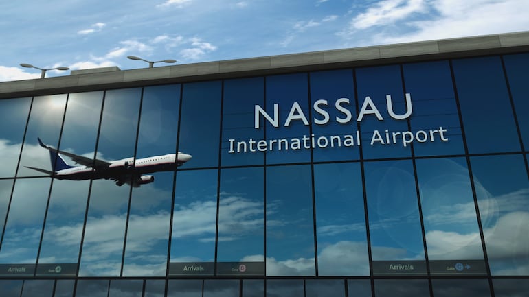 El reflejo de un avión aterrizando en el aeropuerto de Nassau, Bahamas.