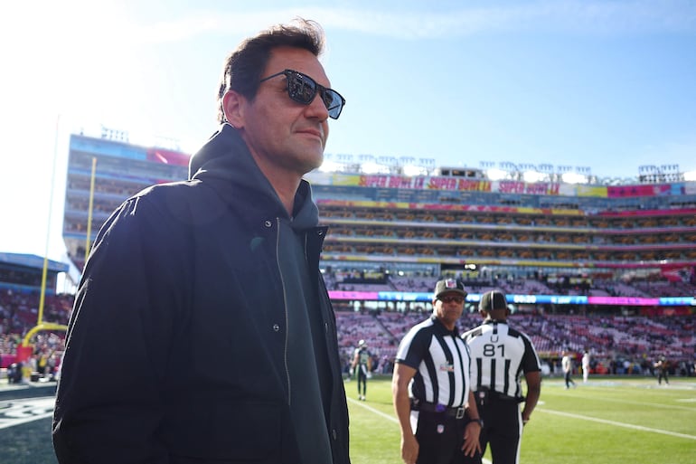 Roger Federer observa desde el campo antes del Super Bowl LX entre los Seattle Seahawks y los New England Patriots en el Levi's Stadium en Santa Clara, California. (Ronald Martinez/Getty Images/AFP)
