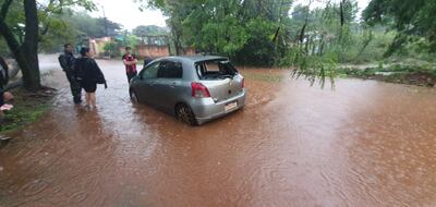 Un vehículo quedó varado en el raudal en el barrio Che La Reina.