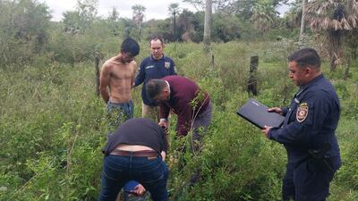 Momento en que la Policía de Investigaciones detienen al supuesto autor del robo de una notebook ocurrido esta madrugada de la escuela Mcal. Francisco Solano López N° 771 de la compañía Yvy Pohyi.