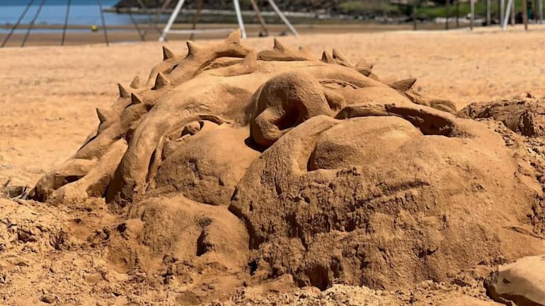Escultura de Cristo Crucificado en arena de Playa Ybycui de Carmen del Paraná