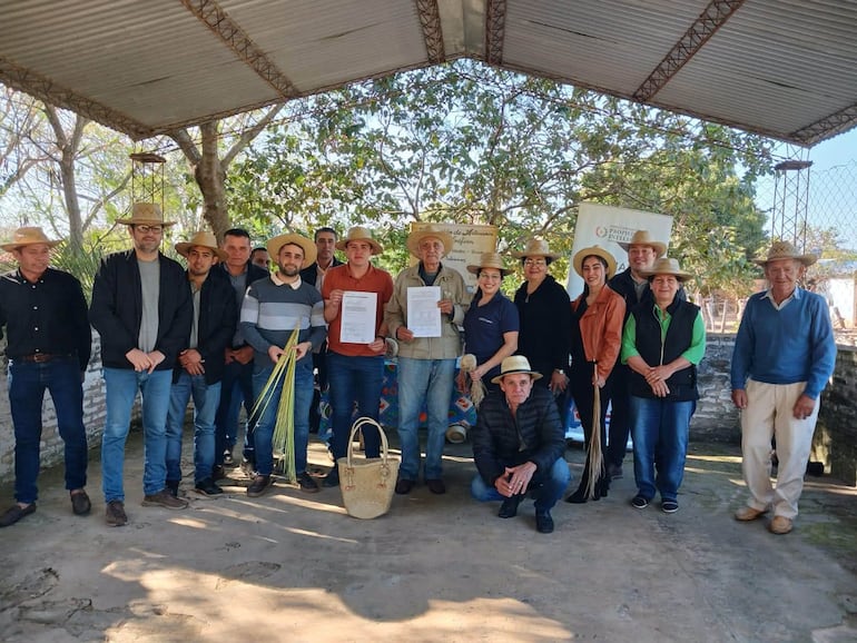 La Asociación de Artesanos San Sebastián de Teniente Sánchez, distrito de Villalbín, inició oficialmente el proceso para obtener la Denominación de Origen del tradicional Sombrero de Jata’i ante la DINAPI.