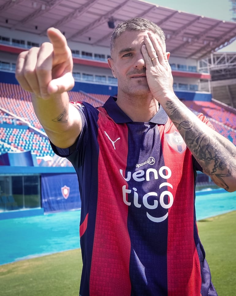 El delantero argentino Pablo Ezequiel Vegetti (37 años), posando con la camiseta de Cerro Porteño.
