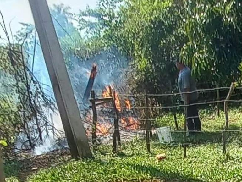 La quema diaria de residuos domiciliarios genera preocupación entre los vecinos, quienes piden a la Municipalidad de Carapeguá medidas para frenar esta problemática ambiental.