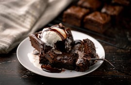 Brownie con helado y crema de café.