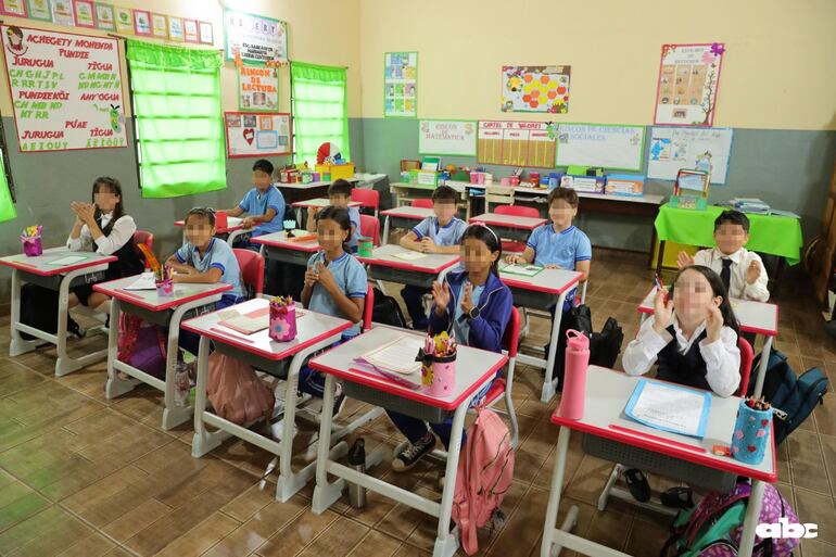 El Ministerio de Educación (MEC) ya entregó los "pupitres de oro" de Itaipú.