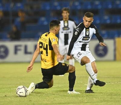 Marcos Cáceres, de Guaraní, disputa el balón con Elías Alfonso, de Tacuary, en el Luis Alfonso Giagni.
