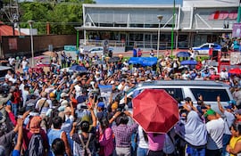 Integrantes de la Coordinadora Nacional de Trabajadores de la Educación (CNTE) se manifestaron a la llegada del presidente de México Andrés Manuel López Obrador quien participará en la cumbre migratoria hoy, en Palenque, Chiapas (México). Maestros de la Coordinadora Nacional de Trabajadores de la Educación (CNTE), un sindicato disidente de México, protestaron este domingo ante el presidente mexicano, Andrés Manuel López Obrador, a su llegada a la cumbre migratoria con 11 países latinoamericanos.