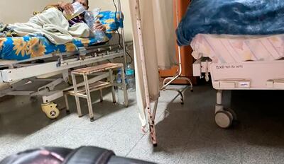 Infraestructura derruida y cucarachas sobre las camas de los pacientes, se filmaron este mes, en el Hospital General de Luque. 